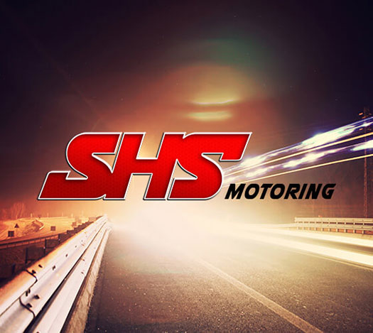 SHS Motoring Logo auf einem Straßenhintergrund - Werkstatt Cottbus